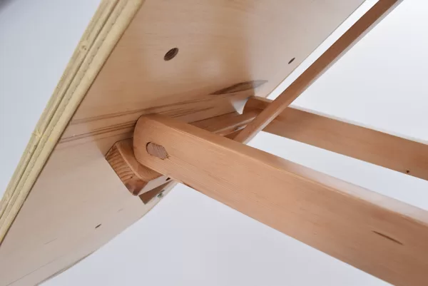 atjaunota gludināmā dēļa virsma no finiera saplākšņa ar ventilācijas atverēm